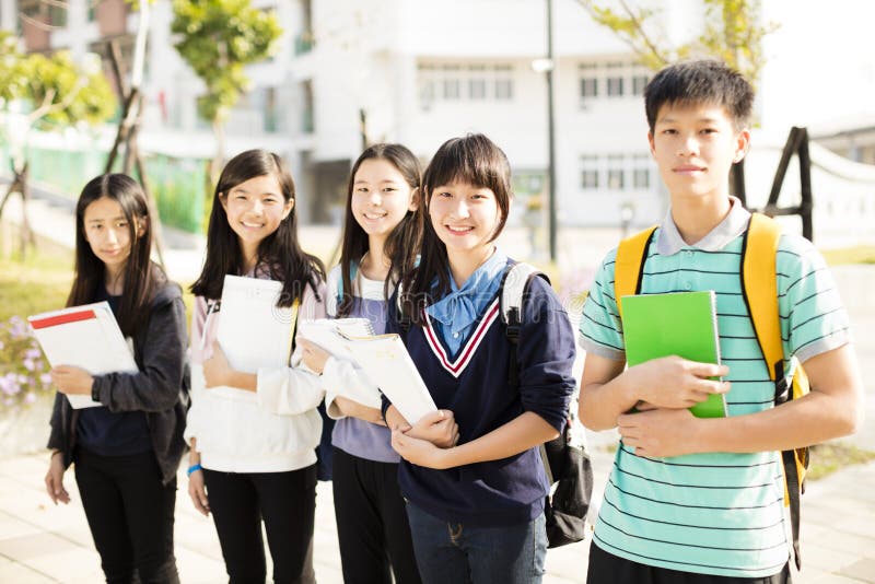 Students adolescent asiatique se tenant ensemble images stock Students adolescent asiatique se tenant ensemble images stock